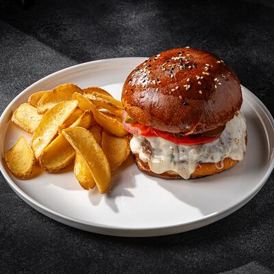 Бургер с говядиной в Everest continental по цене 1600 ₽