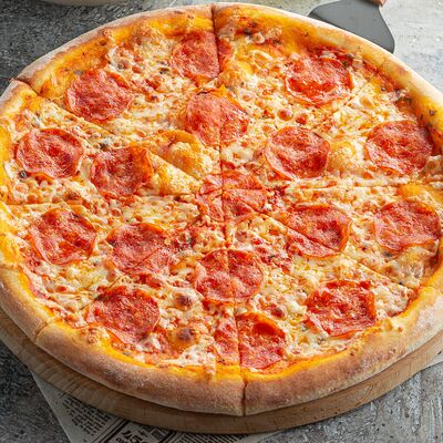 Пицца с колбасками пепперони в Шато Винтаж по цене 740 ₽