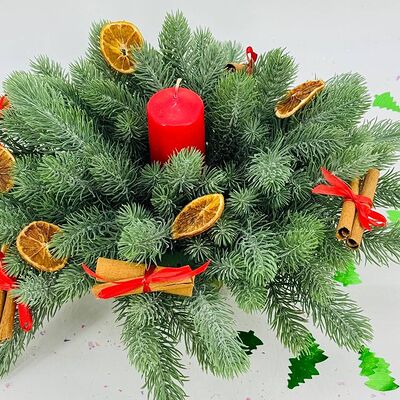 Рождественская красная свеча с искусственной елью Нобилисв Дарите красиво по цене 4890 ₽