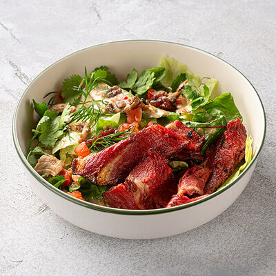 Салат с пастрами из говядины и печеными вешенками в Шоколадница по цене 710 ₽