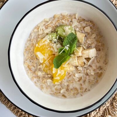 Каша овсяная на молоке с фруктами в Моё место по цене 264 ₽