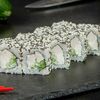 Ролл с куриной грудкой, сливочным сыром и кунжутом в Fast Япония Premium Sushi по цене 392