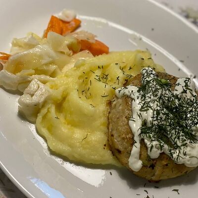 Щучья котлета с соусом, картофельным пюре и маринованной капустой в Сельпо по цене 580 ₽