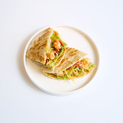 Лепешка роти с хумусом и гуакамоле в Beyond по цене 820 ₽