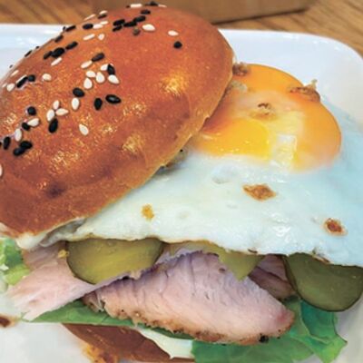 Бриошь с нежной индейкой, маринованными огурцами и яйцом в 11/47 Bakery по цене 665 ₽