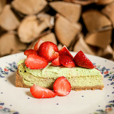 Чизкейк с зеленым чаем и клубникой в Сыроварня по цене 650