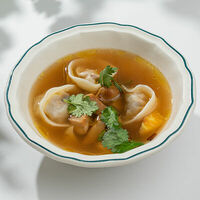 Куриный бульон с вонтонами из кролика в Sage