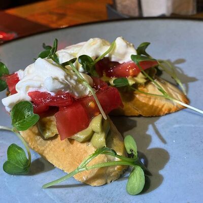 Брускетты с авокадо, страчателлой и розовыми томатами в Мясо & Рыба по цене 490