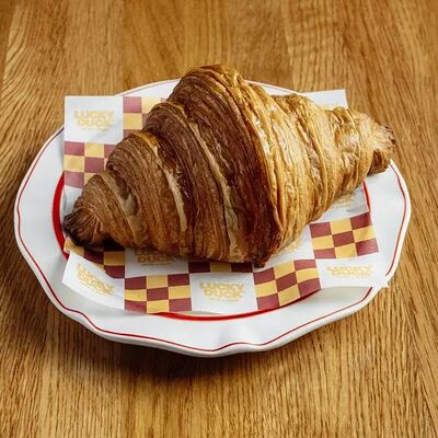 Классический круассан на сливочном масле в Lucky Duck по цене 270 ₽