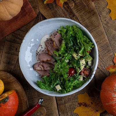 Салат с уткой и сыром Горгонзола в La Vaca по цене 640 ₽