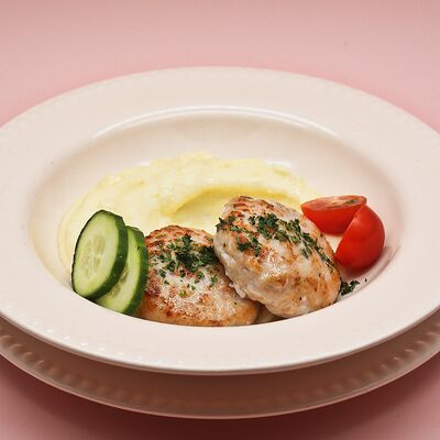 Котлеты куриные с пюре в Еще одна кондитерская Академик по цене 560 ₽