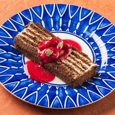 Шоколадный медовик с кокосовым кремом и малиной в Дзеими по цене 228 ₽