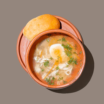 Куриный бульон с яйцом в Хачапури и вино по цене 260 ₽