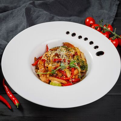 Лапша по-тайски с курицей и овощами в Бургер vs Пицца по цене 500 ₽