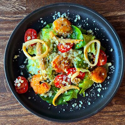 Салат с креветками, кальмаром и пармезаномв Бекки бар по цене 570 ₽