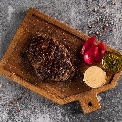 Стейк Рибай с грибным соусом Халяль в Фарш бургер халяль по цене 4990 ₽