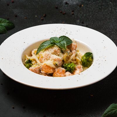 Паста с лососем в PIZZAZAVR по цене 1020 ₽