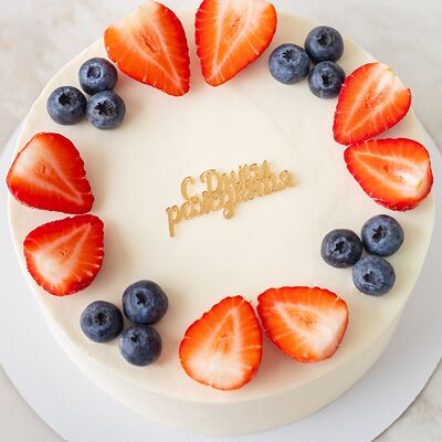Торт с ягодами клубники и голубики в Мамин Cake по цене 3800 ₽