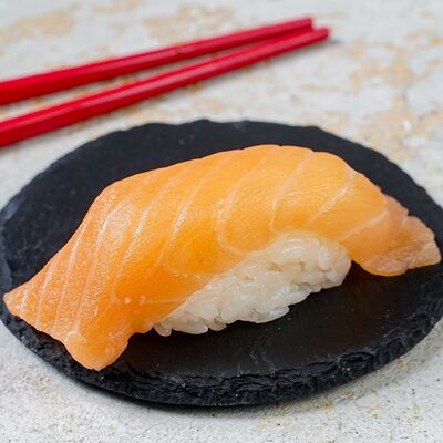 Суши с лососем 1 шт в X-Delivery по цене 265 ₽