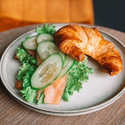 Круассан с лососем в Локация кофе по цене 440 ₽