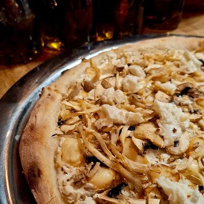 Грибная с жареным фундуком и копченым сыром Доставка в Гофер пиццерия-сидрерия по цене 1290 ₽