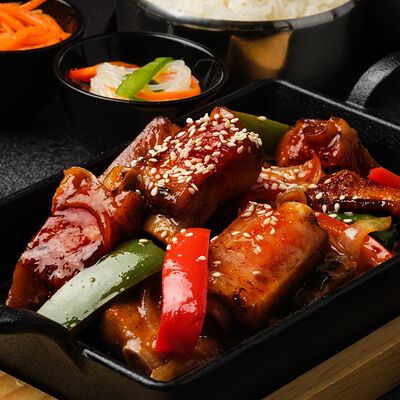 Свиные ребрышки в фирменном соусе в Pakfried по цене 565 ₽