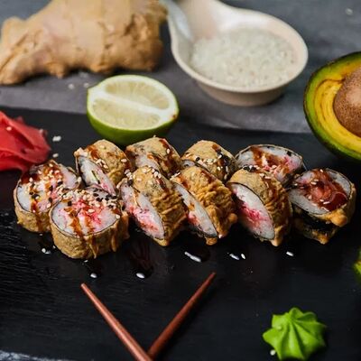 Жаренный ролл с лососем в Тайфун по цене 479