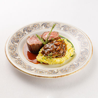 Медальоны из говядины с картофельным пюре и белыми грибами в La Scala Trattoria Ignazio по цене 77 р.