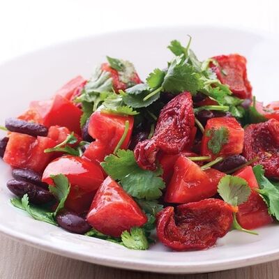 Салат из фасоли с томатами в Чайхана Баранжар по цене 615 ₽