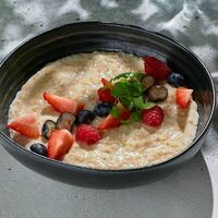 Каша овсяная с гранолой и инжирным конфитюром в Come Mode Cafe