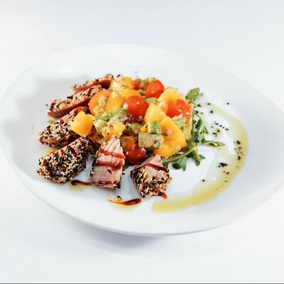 Стейк из тунца с тропическим салатом в #proсчастье по цене 990