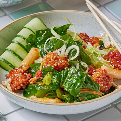 Салат с хрустящей курицей в Шикари по цене 450