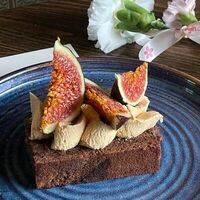 Шоколадный кейк с сезонным инжиром в More More