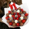 Букет из клубники радужный размера M в Клубника в шоколаде VeryBerryLab по цене 8580