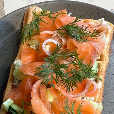 Вафля с лососем и огурцомв Пейкофское по цене 610 ₽