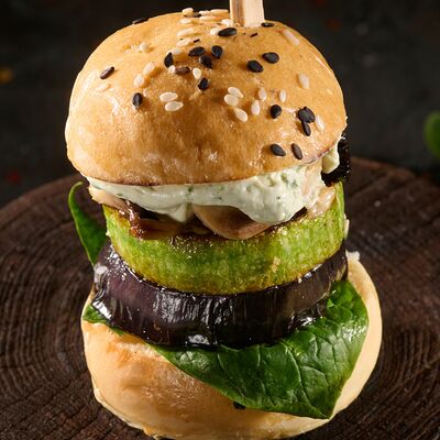 10 мини-бургеров с овощами гриль и сыром фета и соусом песто в Кейтеринг Pro Brunch по цене 4250 ₽