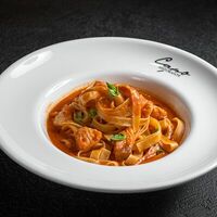 Феттуччине Сальмоне с томатами и базиликом в Capo Ristorante