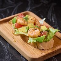 Брускетта с креветкой и гуакамоле в Bar original