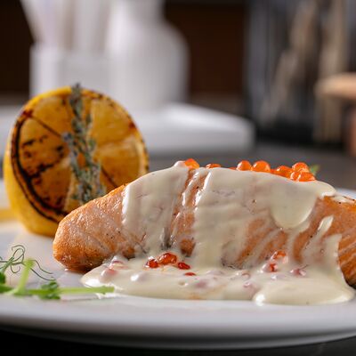 Стейк из лосося со сливочно-икорным соусом в Кристалл по цене 1550 ₽