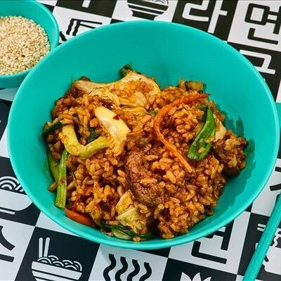 Рис с говядиной, кимчи и зеленым луком в Korean Chick по цене 597 ₽