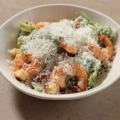 Салат Цезарь с креветками в MIDSUMMER по цене 1100 ₽