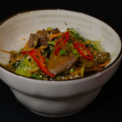 Азиатский салат с говядиной и овощами в CRGO по цене 450 ₽