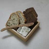Хлеб, взбитое масло с копчеными анчоусами в Давайте карбонару