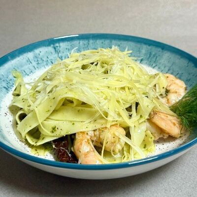 Фетучини с креветками и соусом песто в Оазис кафе по цене 690 ₽