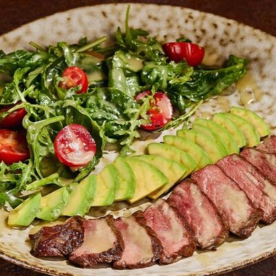Стейк-салат с филе миньон, авокадо и рукколой в Гастробар DOM по цене 790