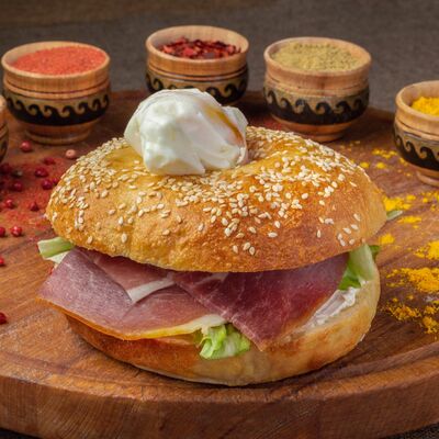 Яйцо пашот и бейгл с ростбифом в Пельменная по цене 320 ₽