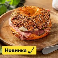 Бейгл Рубен с пастрами из говядины в Пока горячее