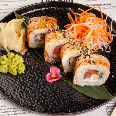 Ролл Канада с лососем в Tasty box по цене 590