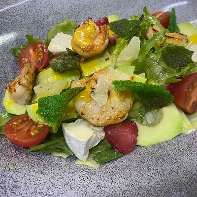 Салат с креветкой, клубникой, камамбером в Чо? Капчо! по цене 780