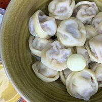 Пельмени из дичи с горчичным соусом и сметаной в Улитка PERMM